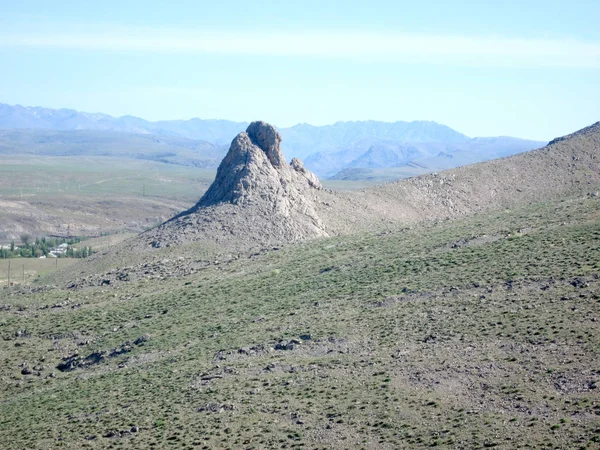 Estepe Verde Fundo Montanhas Montanhosas Não Grandes — Fotografia de Stock