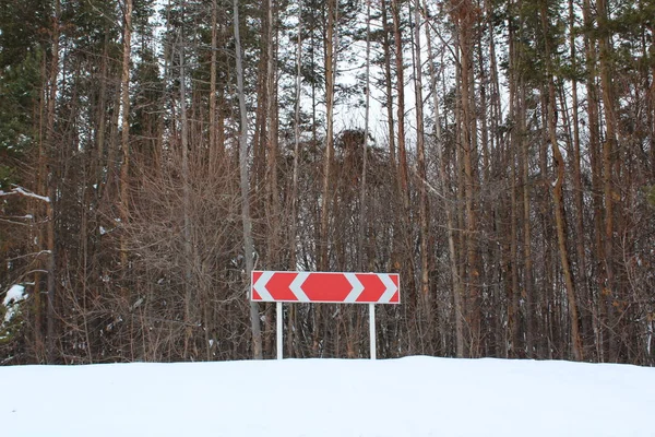 Предупреждающий символ возле леса — стоковое фото
