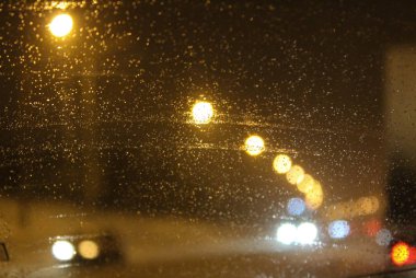 Büyük şehirde yağmurlu bir gece, karayolu üzerinde seyahat araba bir