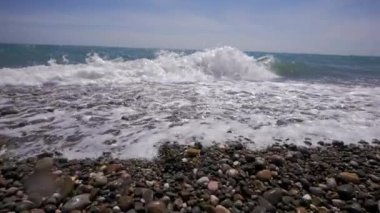 bir çakıl plaj dalgalar deniz