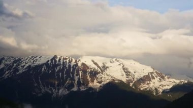 Kar dağ ve bulutlar timelapse