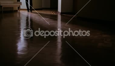 kapalı yürüyen bir adam silüeti