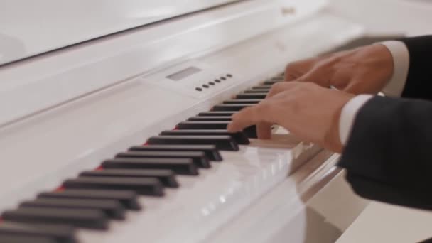 Primer Plano Las Manos Tocando Piano — Vídeos de Stock