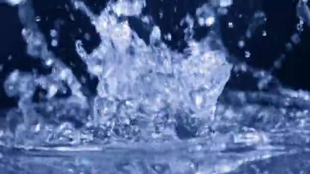 Спінер Обертається Падає Воду Бризками — стокове відео