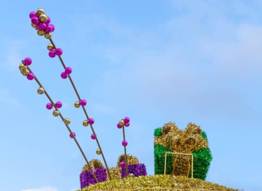 Noel süsler - karşı mavi gökyüzü hediye kutuları tinsel ve altın ve pembe renkteki topları vardır. Kopya alanı