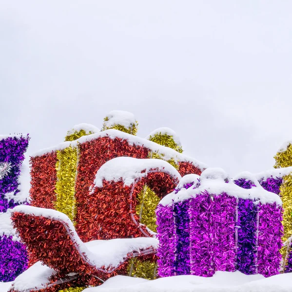 Adornos Navidad Cajas Regalo Hechas Oropel Cubierto Nieve Están Contra — Foto de Stock