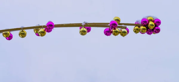 Julgranskulor Guld Och Rosa Färg Emot Molnig Himmel Kopiera Utrymme — Stockfoto