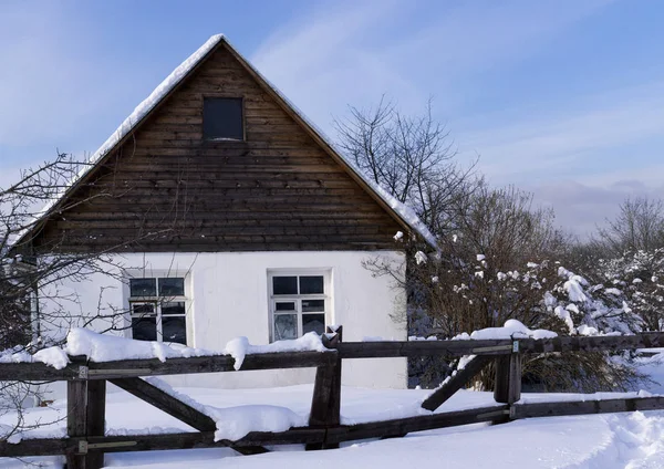 Старый Сельский Дом Забором Снежную Зиму Солнечный День — стоковое фото