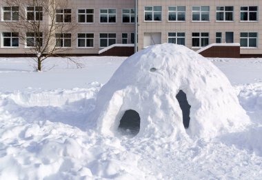 Igloo şeklinde kar evinde. Kış eğlence çocuklar. Güneşli gün