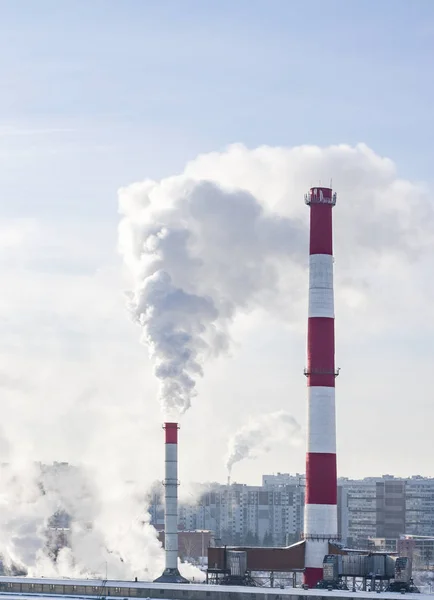 Chimeneas Humeantes Central Térmica Fondo Del Distrito Ciudad Invierno Día —  Fotos de Stock