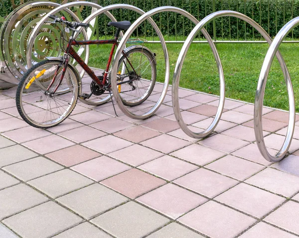 Cykel i parkering rack — Stockfoto