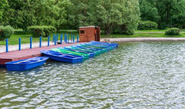 İskelede boş tekneler