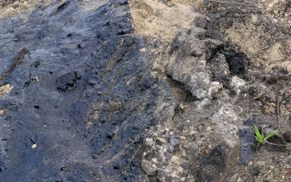 Zanieczyszczenie gleby olejem opałowym i asfaltem — Zdjęcie stockowe