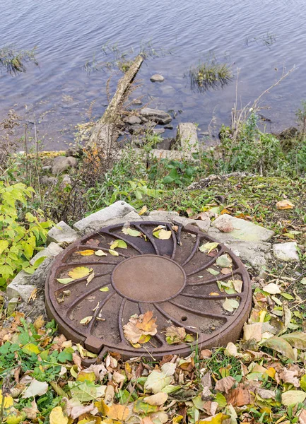 Rusty manhole cover — Stock Photo, Image