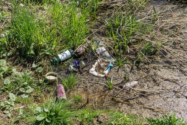 Residuos domésticos en la orilla del río — Foto de Stock