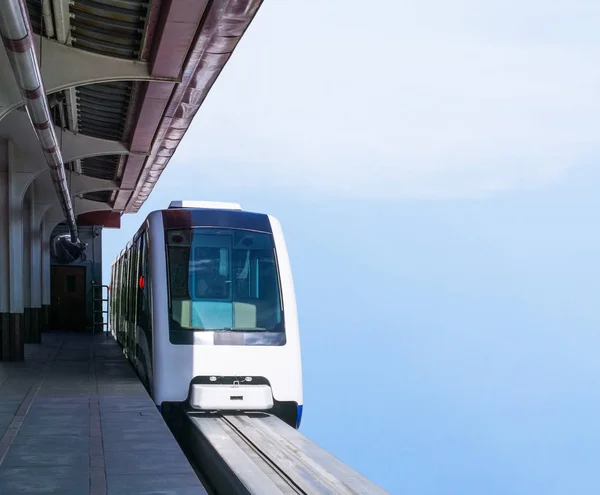 Monorail tåget på stationen Stockbild