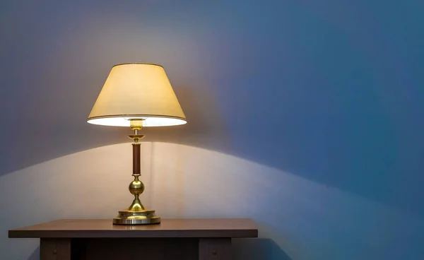 Lampe de table près du mur — Photo