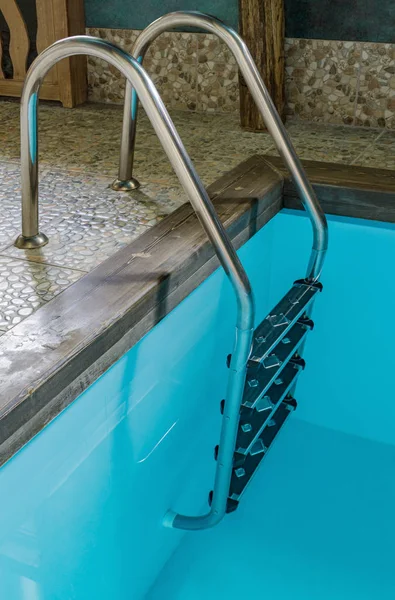 Treppe zum Pool — Stockfoto