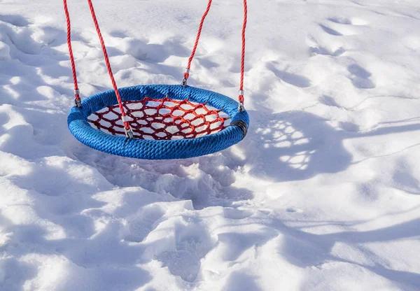 Swing pe terenul de joacă de iarnă — Fotografie, imagine de stoc