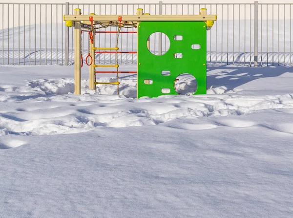 Climbimg ram på vintern lekplats — Stockfoto