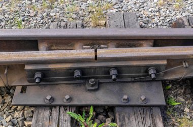 Santral tren yolu üzerinde. Çakıl taşından yapılmış denge yatağı. Kapat.