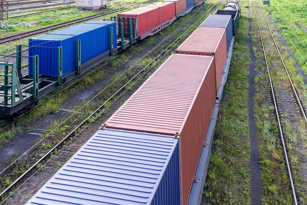Konteynırlı yük trenleri tren istasyonunda bekliyor. Yukarıdan görüntüle
