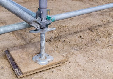 Elementleri geçici metal yapıya bağlamak için vida pervanesiyle perhiz yapmak. İnşaat alanı. Küçük alan derinliği