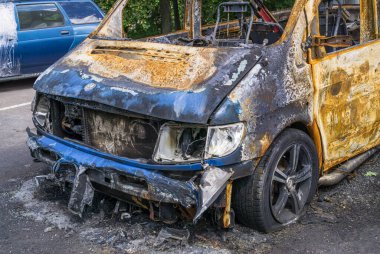 Yanmış araba parçası. Kendiliğinden yanma ya da kundaklama sonucu oluşan hasar. Sigorta olayı