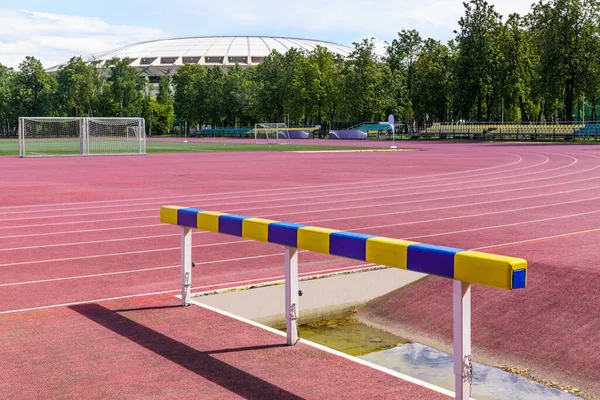 Estádio Vermelho Pista Corrida Com Barreira Revestimento Borracha Migalha Campo — Fotografia de Stock