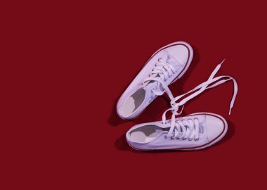 kırmızı arka plan üzerinde beyaz plimsolls 