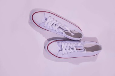 spor ayakkabıları beyaz bir arka plan üzerinde durmak