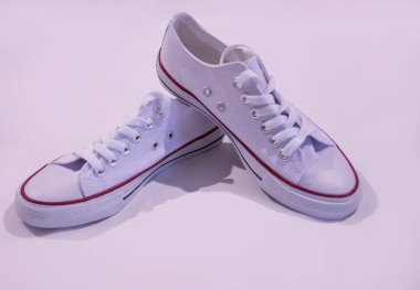 beyaz arka plan üzerinde beyaz spor ayakkabı,