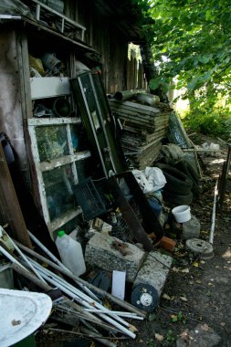 Pencere çerçeveleri ve gözlük, lastik, plastik, borular insan atıkları bölge tıkanıyor