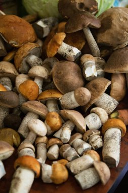 portakal, kahverengi kapaklar ve beyaz bacaklar ile hasat yenilebilir orman mantar eap masada yatıyor