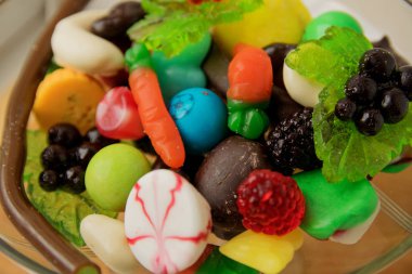 Lezzetli marmelatlı tatlılar cam bir vazoda duruyor.