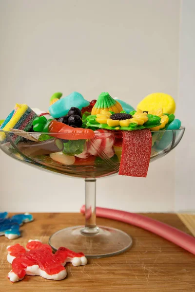 Bunte Marmelade Bonbons Verschiedenen Formen Liegen Einer Glasvase Auf Einem — Stockfoto