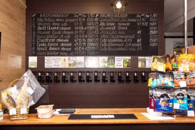 Tula, Rusya, 13 Haziran 2020 Tebeşirli ürün isimleriyle bar bira tabelası