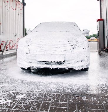 Bütün araba köpük içinde ve lavaboda deterjan köpükleri var.