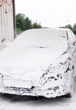 Bütün araba köpük içinde ve lavaboda deterjan köpükleri var.