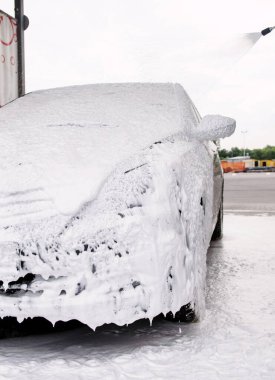 Bütün araba köpük içinde ve lavaboda deterjan köpükleri var.