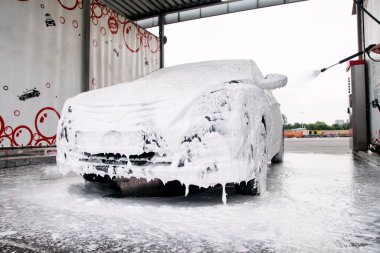 Bütün araba köpük içinde ve lavaboda deterjan köpükleri var.