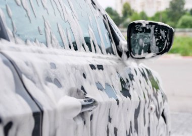 Lavabodaki deterjan köpüğünde gri bir araba.