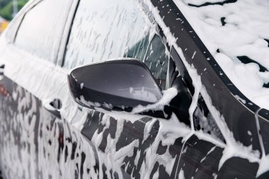 Gri araba deterjandan sabunla yıkanır.