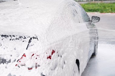 Gri arabalar lavaboda deterjanı olan bir silahla yıkanır.