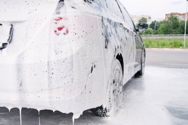 Deterjandan köpüklü bir araba bagajı.