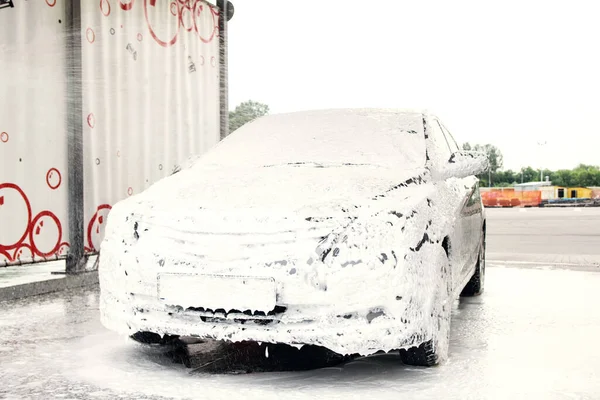 Bütün araba köpük içinde ve lavaboda deterjan köpükleri var.