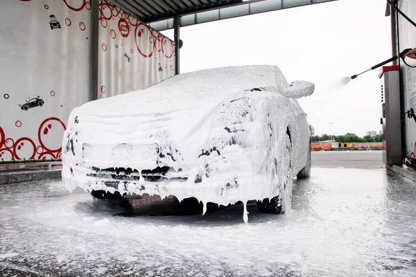 Bütün araba köpük içinde ve lavaboda deterjan köpükleri var.