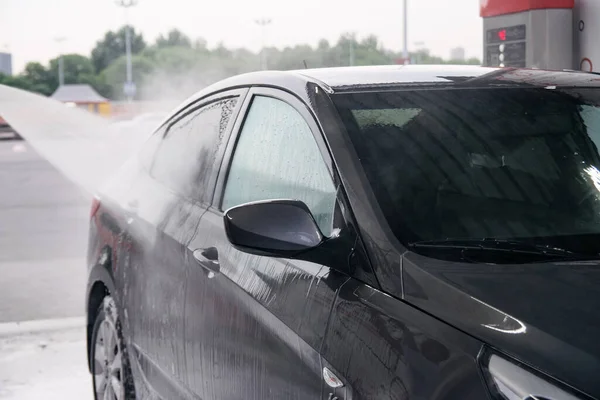 Waschmittel Wird Von Der Seite Des Grauen Autos Waschbecken Mit — Stockfoto