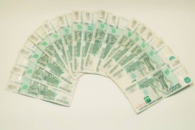 Beyaz arka planda bir vantilatörde bin ruble.