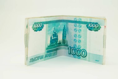 Beyaz arka planda bin ruble banknot duruyor.